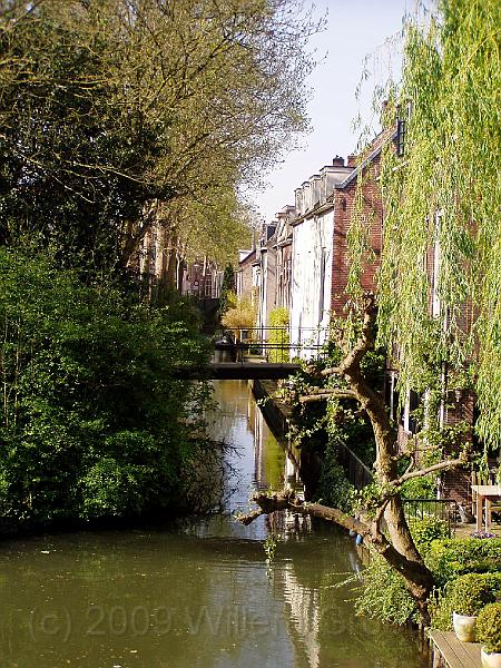01-Gracht.jpg - IJsselstein has been a fortress in former days, and the canals still exist, but today it's houses that form the wall