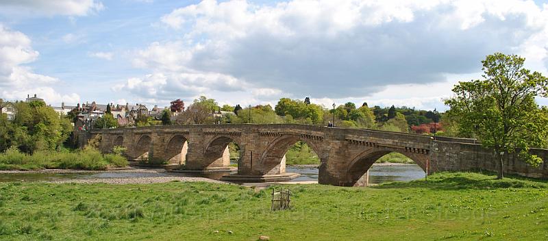 14-OldestBrdige.jpg - The old bridge of Corbridge - one lane - the only one that survived a major flood in the 17th century.