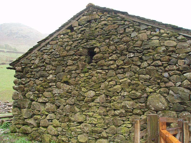 06-DryStoneWall.jpg - An old building - without mortar. At least: little