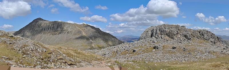 21-BakwardView.jpg - Bow fell and the first summit seen from summit number two - a desert like view.