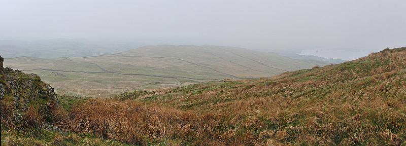 19-Wide.jpg - At the brink of descent, the fog let off a bit, showing a wide view over the fell, East of Lake Windermere
