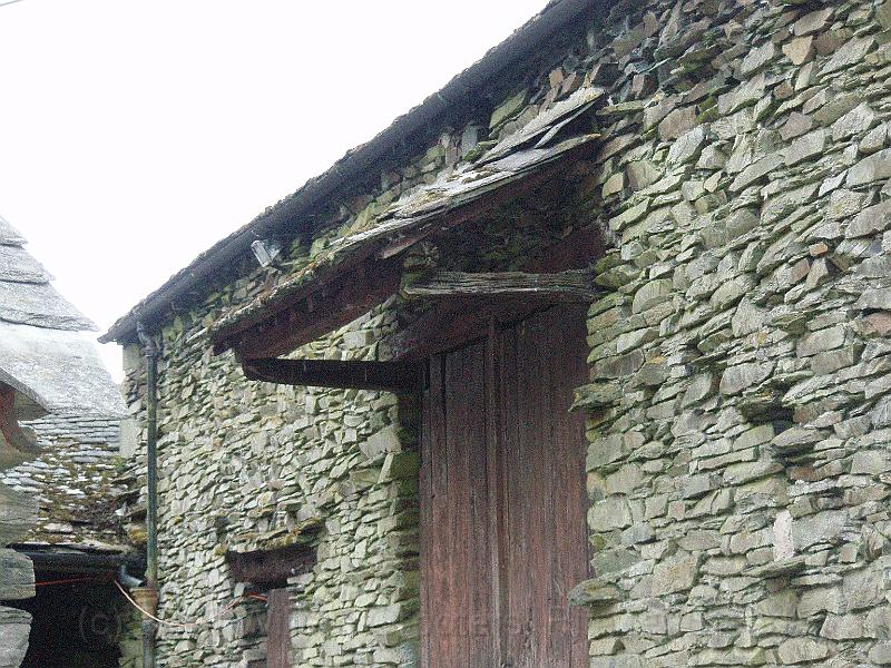 33-Shelter.jpg - Dhrystone shed - and a protective roof over the doorway.