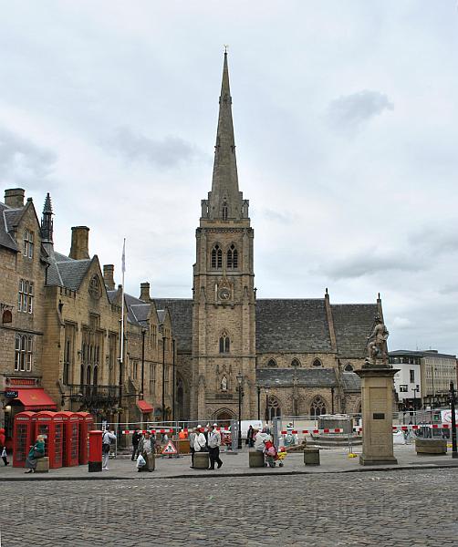28-Square.jpg - City square of Durham, with church, fountain and pump. And the typical British, red telephone boxes