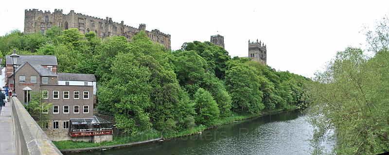 30-ViewOnDurham.jpg - The other bridge: a wide view on the castle and the cathedral towers behind the trees.
