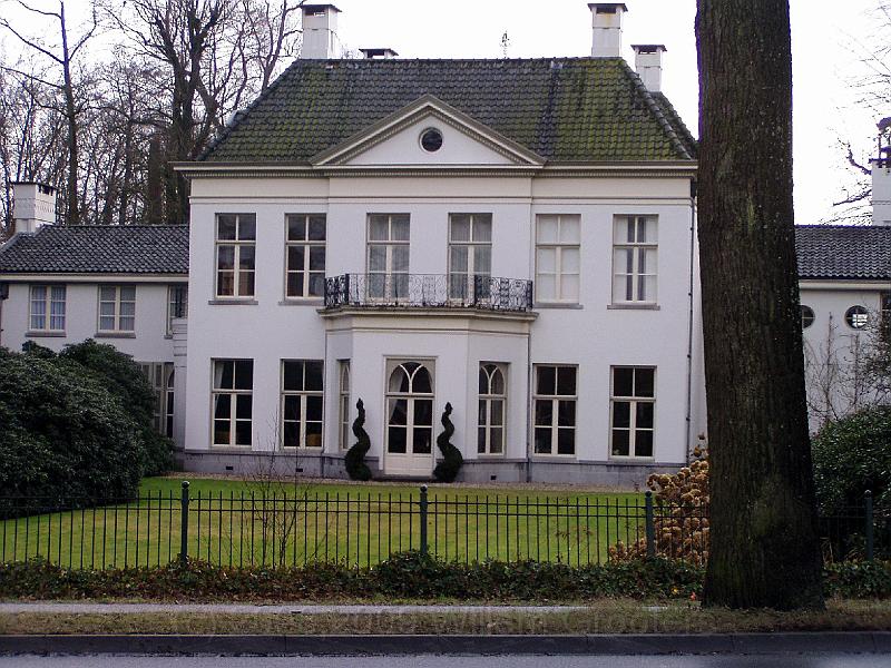 06-CurlyGuards.jpg - Tow curly guards aside a doorway of this mansion in Doornspijk