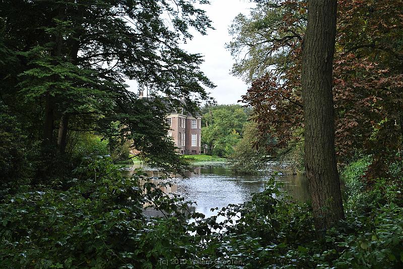 02-Denberg.jpg - The "Den Berg" manor from the side, overlooking the waters surrounding the manor.