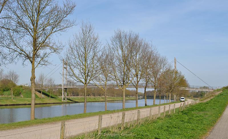 04-Canal.jpg - The Twente Kanaal is crossed by a bridge