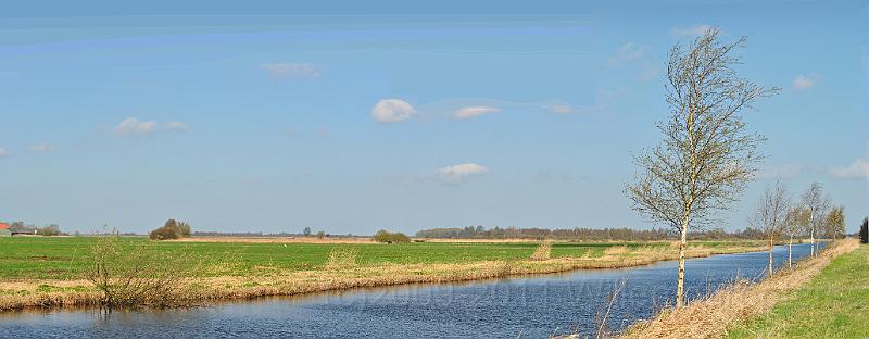 36-Canal.jpg - Flat landscape, not that high over the water level....