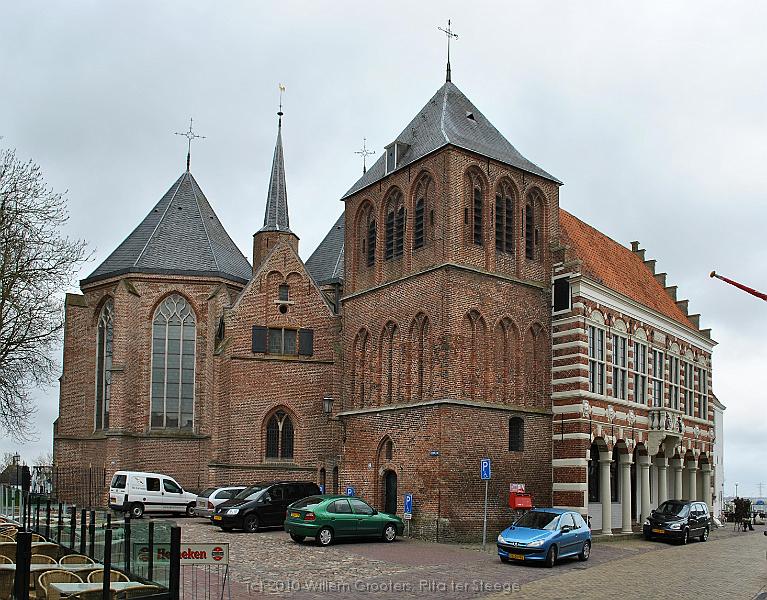 02-GroteKerk.jpg - Seen from the place behind it - a small tower compared to the chuch - and much odler