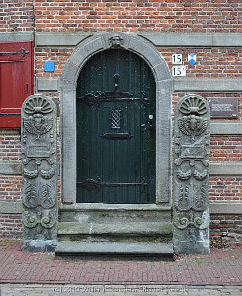 04-Entrance.jpg - Entrance of one of the staetly homes.