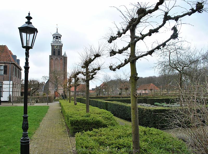 06-KleineKerk.jpg - The small church over the gardens of one of the estates.