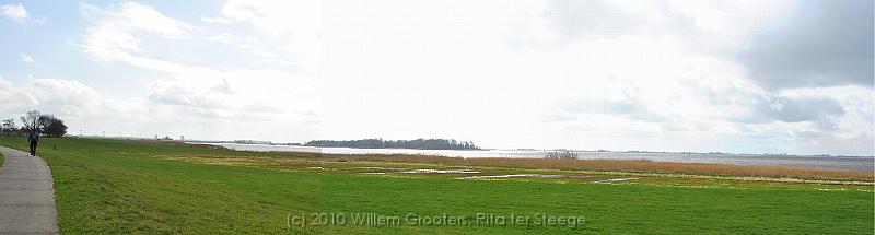 28-OnDyke.jpg - The artificial island Vogeleiland - a nature reserve - on the Easter side of the Zwaremeer