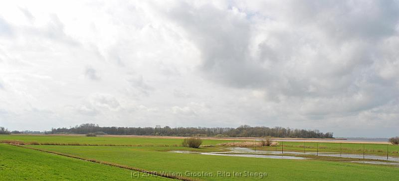 29-Vogeleiland.jpg - Seen fromm aside, under cloudy skies.