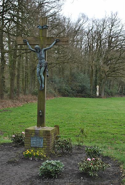 10-CrucifixAndDiana.jpg - A cricifix ( Twente is a Catholic area) and Diana in the background