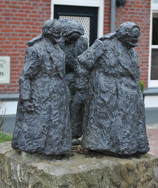36-TheGrannies.jpg - A statue of old women in Lonneker