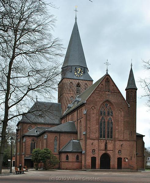 37-LonnekerChurch.jpg - The huge (Roman-Catholic) church. For some reason, the smaller the place, the bigger the church....