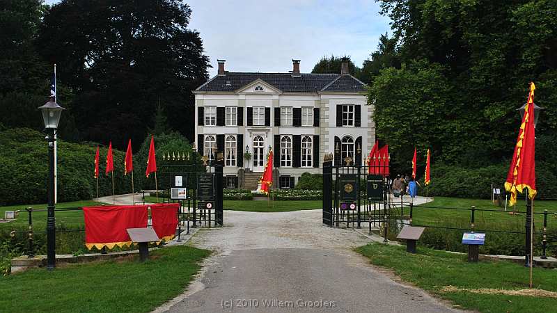 02-HetLaer.jpg - The manor is set up for a medieval event, to be started some hours later.