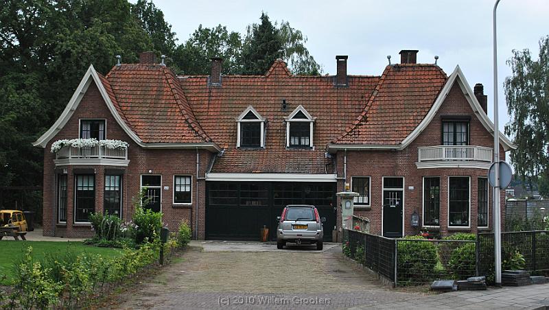 01-OosterhofGate.jpg - These semi-detached houses once belonged to the Ossterhof Estate - probably for the gate keepers.