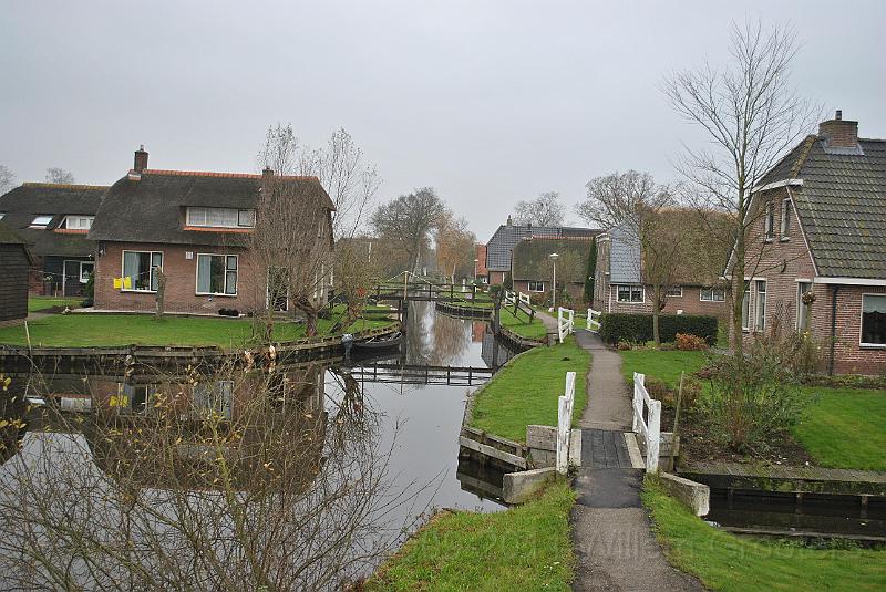 09-BeltSchutsloot.jpg - Belt-Schutsloot: a lot of bridges, narrow paths - wide enough for a single bike and wanderers - along the only 'road' available in the area...No wonder these villages are named 'Venice of the North'
