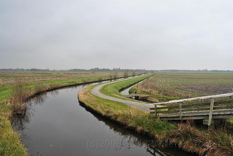 25-East.jpg - One way East, following the main canal into Wanneperveen...