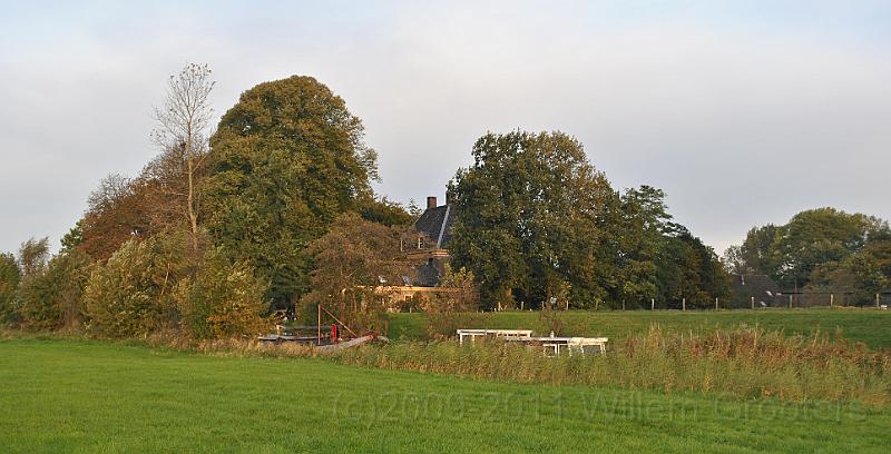 03-FarmOnDyke.jpg - Following the Vecht river, the path diverted from the dyke, and near this farm joined the road again