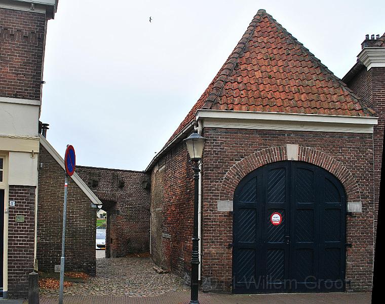 21-OldBuidling.jpg - Old building and a gate to the quay