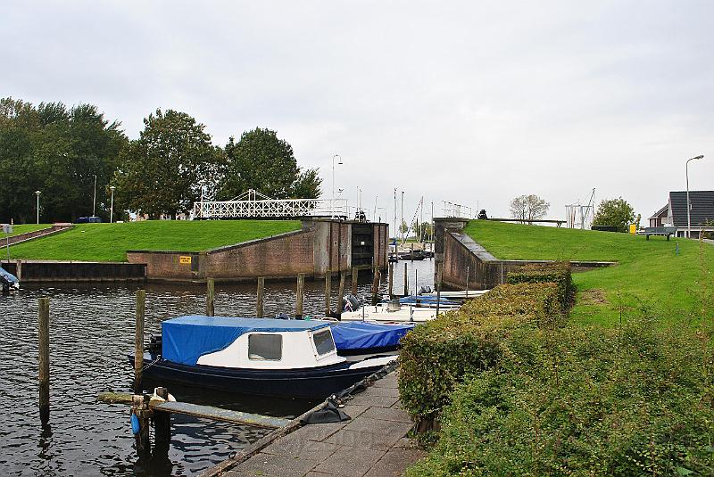 33-HarbourLock.jpg - The harbour-lock of Genemuiden from the outside of town...