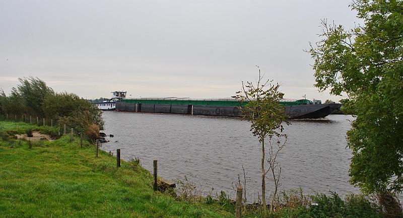 36-ReadyToLoad.jpg - This is a major waterway between the IJsselmeer and Zwolle, and big barches are pushed...