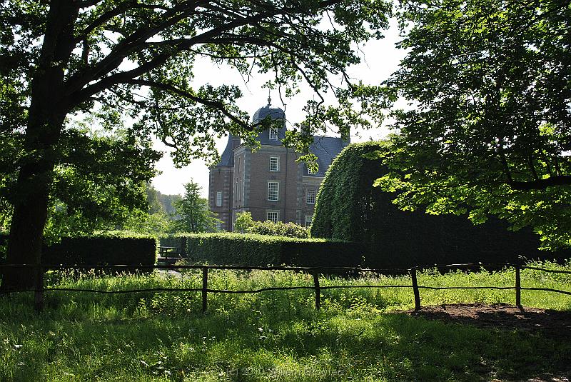 02-Weldam.jpg - The castle from aside, behind the high beech hedges