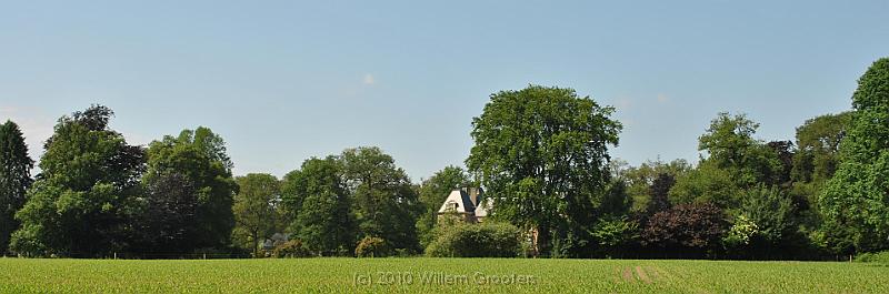 08-Nijenhuis.jpg - Coming out of the woodland, the next estate lays behind the trees: Nijenhuis.
