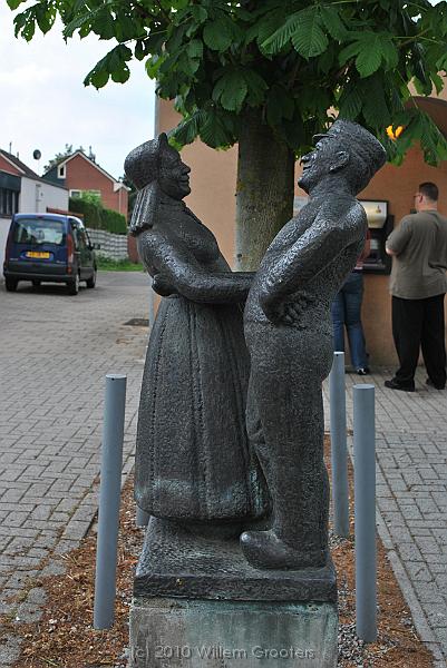 15-Dancers.jpg - A statue of dancers on the village square in Diepenheim