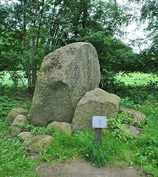 30-Stone.jpg - A stone once brought to the area by ice - during the Ice ages. This one has been moved around, as the note-board in front of it says: