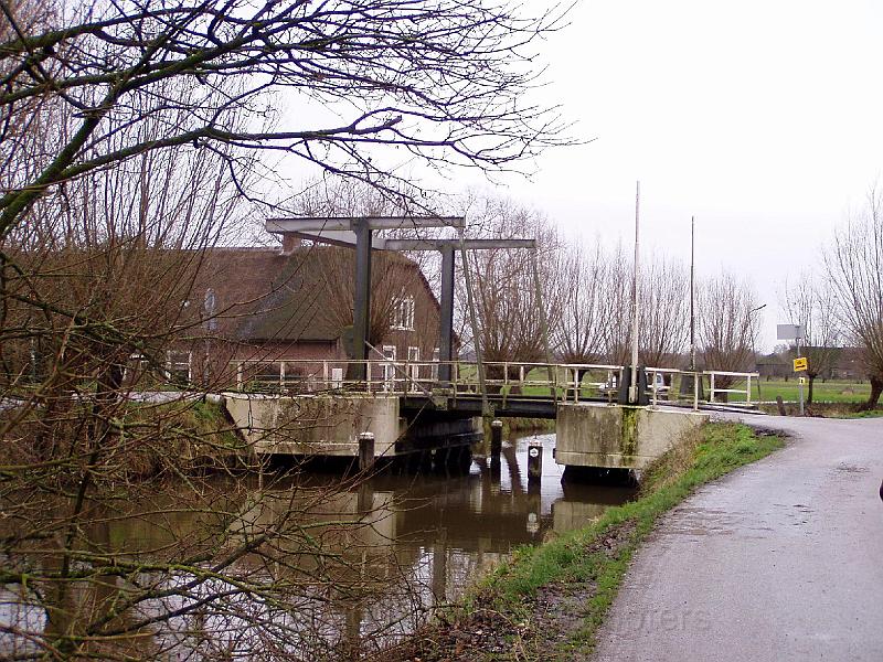 07-Brug.jpg - Houses on both sides of the Lange Linschoten - and that means a bridge now and than.