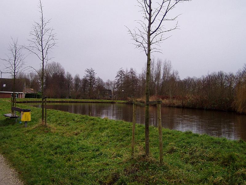 13-Afsluiting.jpg - Looking the other way, the stream coms to an abrupt halt - the dyke in the distance to be removed when the polders need inundated in war times.