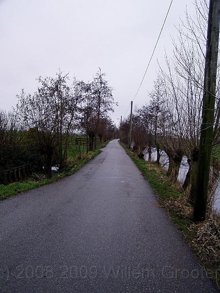 19-Polderweg.jpg - This is the type of roads in this area: just over single lane. Two cars can hardly pass - and so there are passing places. But even then, it's narrow.