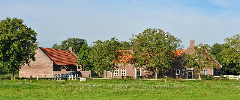 05-HetMakken.jpg - The building on the left is all that remains of the Makken estate. Now it's part of the farm.