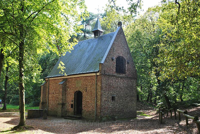 25-StWiillibrord.jpg - ... to find the Willibrord chapel - aside a well that should be over 1000 years older. In front of the well, a granite pole marks the border of two provinces.