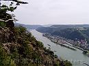 14-Oberwesel-Kaub * At Roßstein, where the Rhine takes a mighty turn, the path turns 90 degrees and offers a wide view on what is to come. On the other bank, Oberwesel occupies what's flat; Kaub peeks out in the distance, on the left side of the river. * 1984 x 1488 * (328KB)