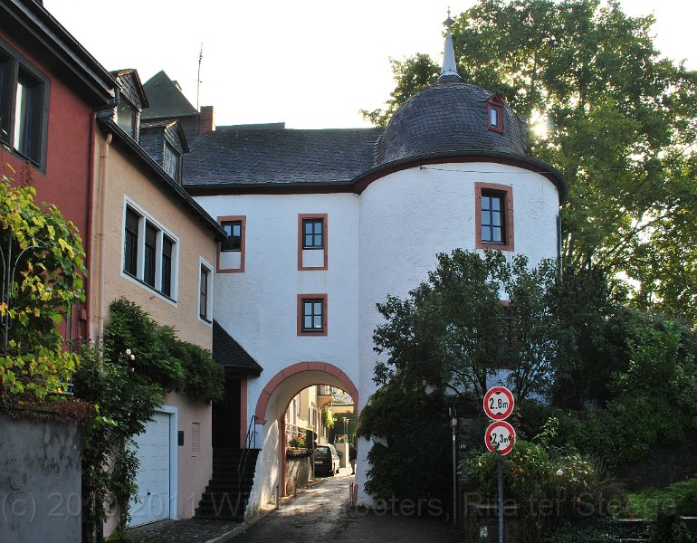 01-Market-tower.jpg - The Market Gate of Leutesdorf, passing from the parking lot to the Station - where we would pick up our route.
